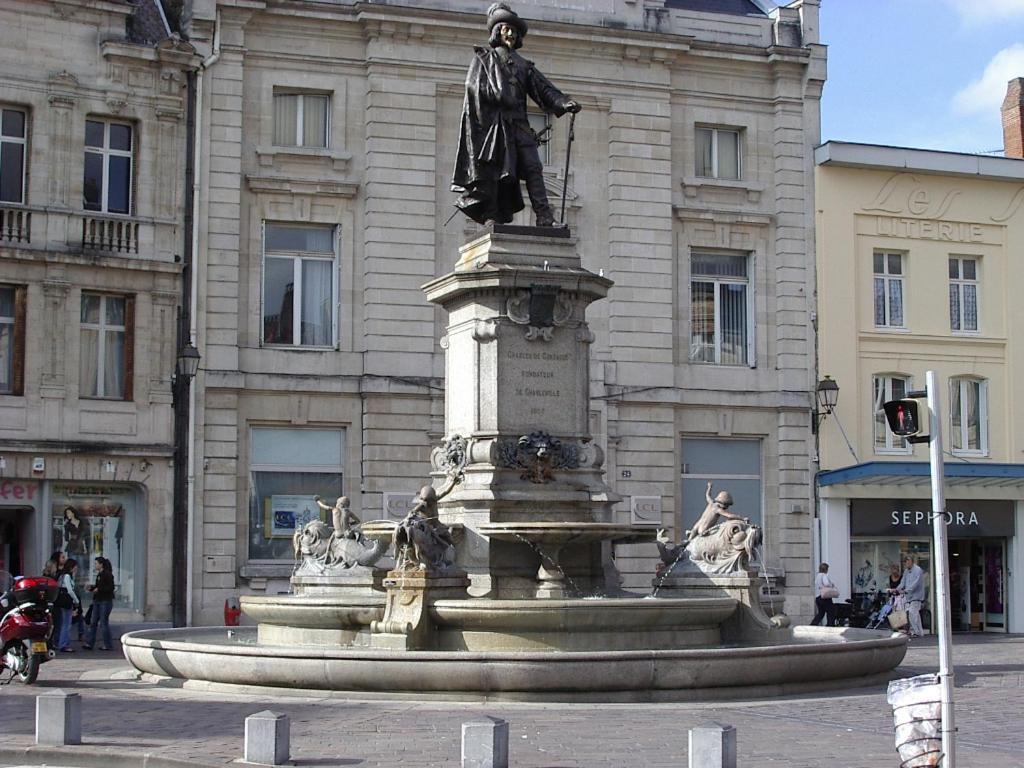 Budget Appart Avec Parking Au Centre-Ville Charleville-Mézières エクステリア 写真