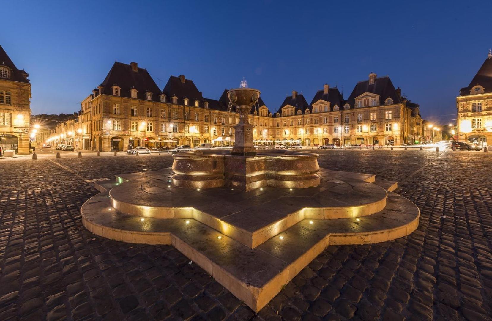 Budget Appart Avec Parking Au Centre-Ville Charleville-Mézières エクステリア 写真